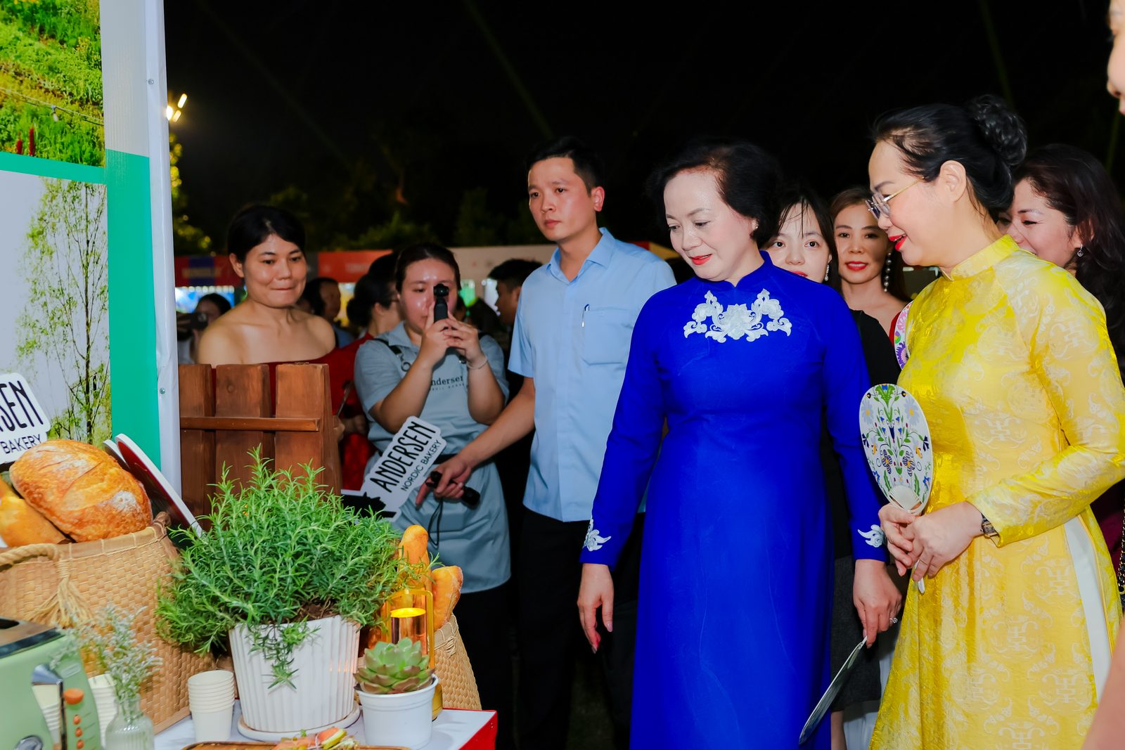 Deputy Prime Minister Pham Thi Thanh Tra and other leaders visit the Embassy of Denmark booth, with Andersen bread and signage on display